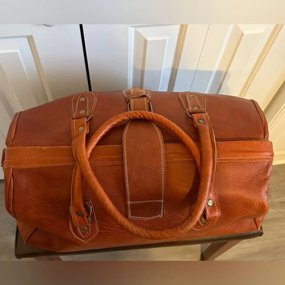 MUST SEE! 11”Hx22”Wx11”D Vintage, X-Large Leather Duffel Bag in Rich Brown